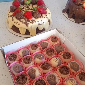 imagem do produto Kit bolo vulcão + 25 docinhos sortidos