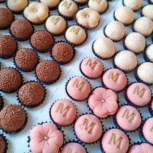 imagem do produto Caixa 100 docinhos tradicionais 