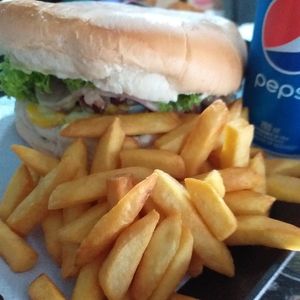 imagem do produto Combo   Xis Salada +fritas e refri 
