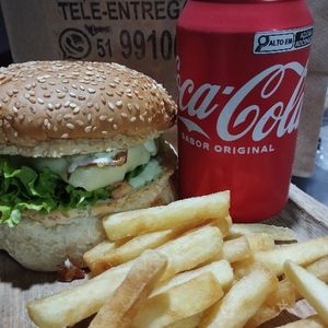 imagem do produto Combo Burger +porção fritas + Refri Coca cola 