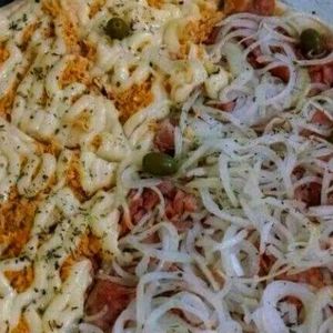 imagem do produto Pizza 30 cm oito pedaços. Meio frango c Catupiry e Meio Calabresa + Guaraná Antarctica de 1 litro.
