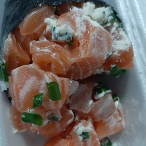 imagem do produto TEMAKI DE SALMÃO CRU EM CUBOS SEM ARROZ 