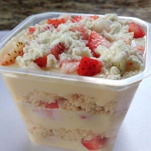 imagem do produto Bolo de leite ninho com pedaços de morango 