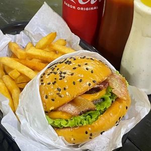 imagem do produto COMBO CINEMA (1 X-Bacon + 1 Batata tradicional + 1 Refrigerante lata)