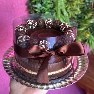 imagem do produto Todos os bolos são decorados no acetato, com fita à escolha do cliente (informar a cor no pedido).  Venda por quilo. O peso final é confirmado após o bolo pronto, podendo haver pequena variação para mais.