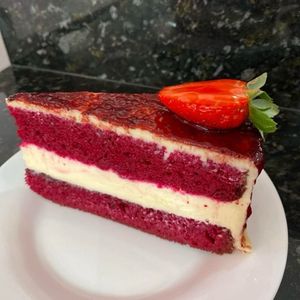 imagem do produto Red Velvet com brigadeiro de cream cheese e frutas vermelhas