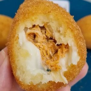 imagem do produto Porção de 10 Coxinhas de Frango com Requeijão