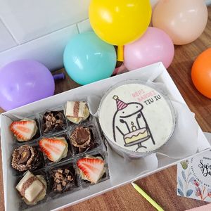 imagem do produto Bento box com balões - Bento cake 350g com 9 doces
