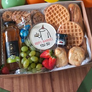 imagem do produto Cesta de cafe da manhã  - com Bentô Cake serve 2 pessoas - café da manhã ou café da tarde  dia da mulher