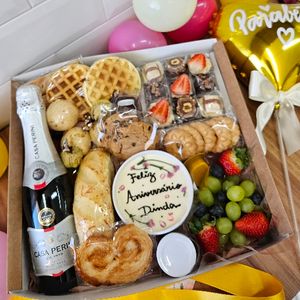 imagem do produto Box premium brunch + 9 doces - Cesta de café da manhã de aniversário 