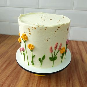 imagem do produto Bolo 1.7kg - pronta entrega - decor a definir - Serve 15 a 17 fatias