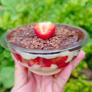 imagem do produto Torta bombom de Morango no pote 250 ml