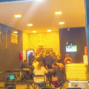 imagem do produto Senhores clientes pizzas para ser consumidas no estabelecimento terá um acréscimo de 3 reais por unidade