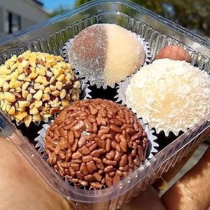 imagem do produto Caixinha com 4 unidades de brigadeiro gourmet 