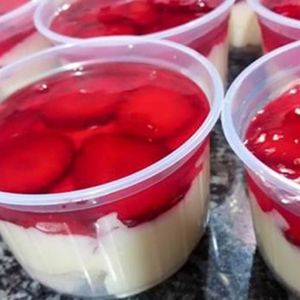 imagem do produto Doce de Ninho com Morango no Pote