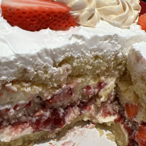 imagem do produto Fatia de morango com creme e geleia 