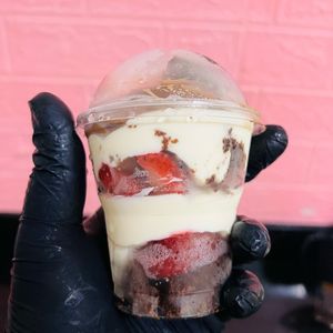 imagem do produto Copo Morango com brownie M