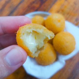 imagem do produto 10 UNIDADES BOLINHA DE QUEIJO MUSSARELA 