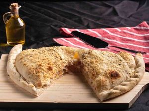 imagem do produto Calzone de Frango, Catupiry e Alho Frito