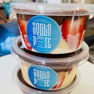 imagem do produto BOLO DE POTE - BOMBOM ABERTO MORANGO (SEM BOLO)