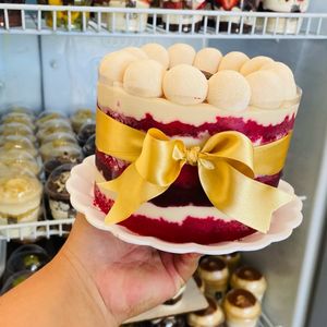 imagem do produto BOLO FESTIVO - RED VELVET COM FRUTAS VERMELHAS