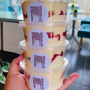 imagem do produto BOLO DE POTE - BOMBOM MORANGO DE NINHO (SEM BOLO) 