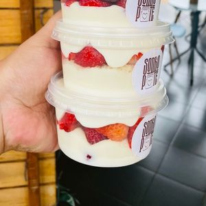imagem do produto BOLO DE POTE-NINHO DUPLO COM MORANGOS