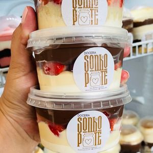 imagem do produto BOLO DE POTE- NINHO COM BRIGADEIRO E MORANGOS