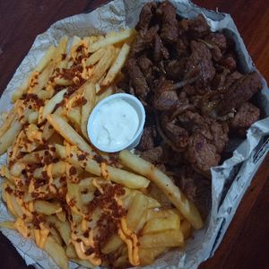 imagem do produto COMBO CASAL , Batata cheddar e Bacon , Isca de carne Bovina acebolada !