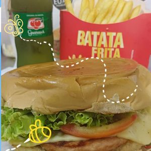 imagem do produto Combo MC Kids [1 hamburguer no bola(carne, queijo, tomate, alface e molho), batata 150 gramas, 1 mini pet guarana Ou laranja]