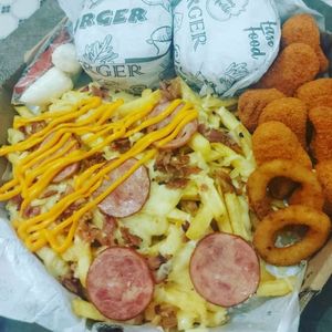 imagem do produto 3 x-tudo+ 6 anel de cebola+6nuggets+batata maluca m +3 GUARAVITA 