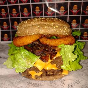 imagem do produto Pão australiano, 2 carnê, 2 cheddar, bacon,2 anel de cebola, alface , cebola  e molho especial 