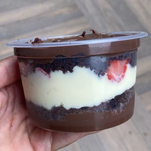 imagem do produto Bolo de pote de choconinho e morango 