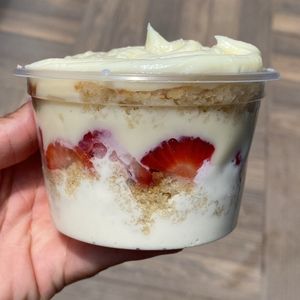 imagem do produto Bolo de pote de ninho com morango.