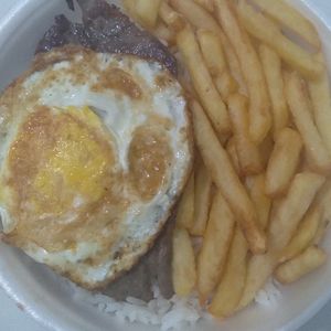 imagem do produto Bife com ovo e batatas fritas. P