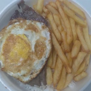 imagem do produto Bife com ovo e batatas fritas. G