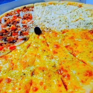 imagem do produto Gigante 3 sabor: Frango com Catupiry 🐔, Bacon 🥓, 4 Queijo🧀 16 fatias 