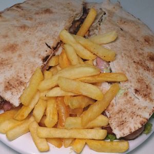 imagem do produto beirute calabresa com batata frita 