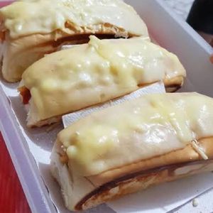 imagem do produto KIKÃO COM DUAS SALSICHAS E QUEIJO MUSSARELA