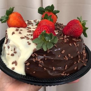 imagem do produto Bolo caseiro Ninho , brigadeiro e morangos