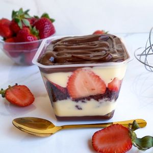 imagem do produto Bolo no pote Casadinho com morangos