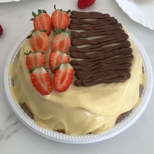 imagem do produto Bolo caseiro Ninho, nutella e morangos