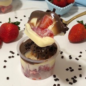 imagem do produto Bombom de morango no potinho