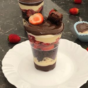 imagem do produto Copo da felicidade brownie com morangos