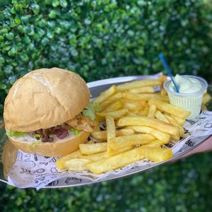 imagem do produto Shawarma no Pão + Fritas + 1 Potinho de Maionese Temperada 