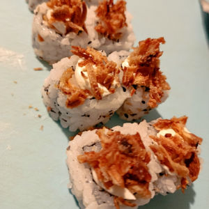 imagem do produto Uramaki-Ebiten com cresp de cebola 8 unidades.