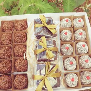 imagem do produto Caixa presente com 20 doces gourmet e 3 Brownie tradicional 