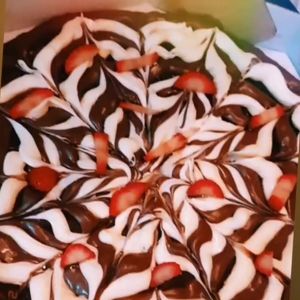 imagem do produto Massa de chocolate 90%cacau coberta c/chocolate preto e branco c/ morango ou uva verde 