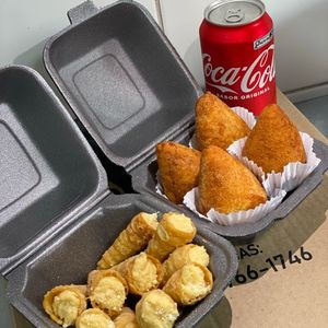 imagem do produto Combo 01 - Contém: 4 Coxinhas de frango grandes + 10 Canudos de frango + 1 Coca-Lata 350ml.