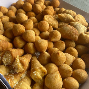 imagem do produto 100 salgados fritos + 10 canudos de frango.